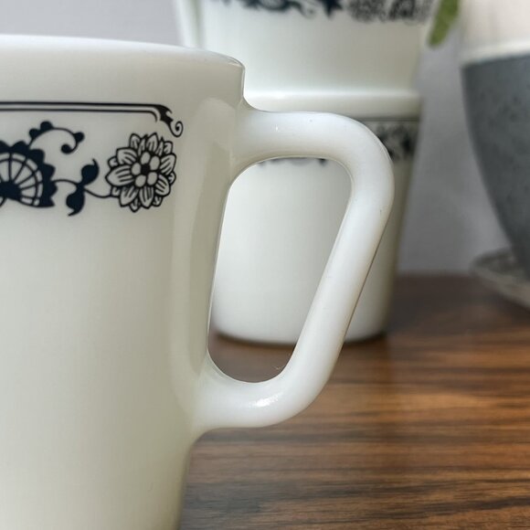 4 Pyrex Milk Glass Vintage Old Town Blue Onion 1410 Coffee Tea Cup Mugs Lot of 4 - Picture 10 of 13